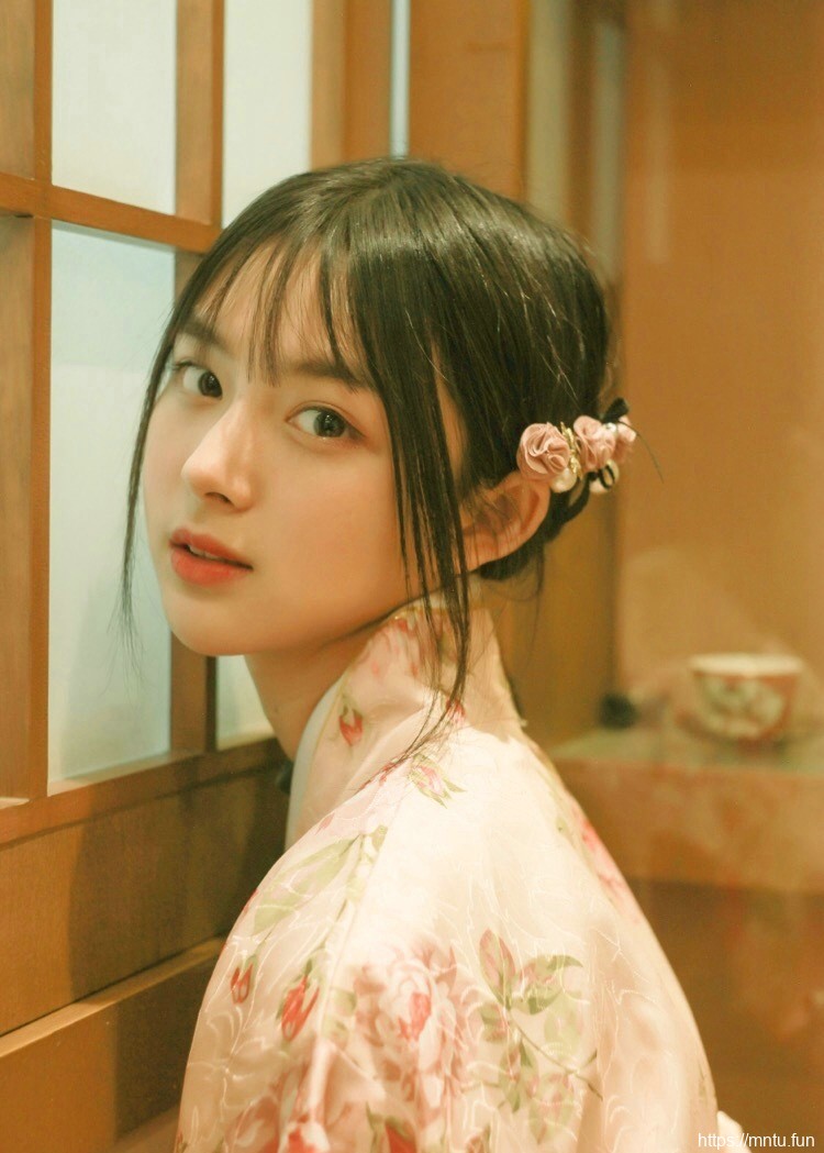 娇嫩和服妹子灯光下温婉柔美写真