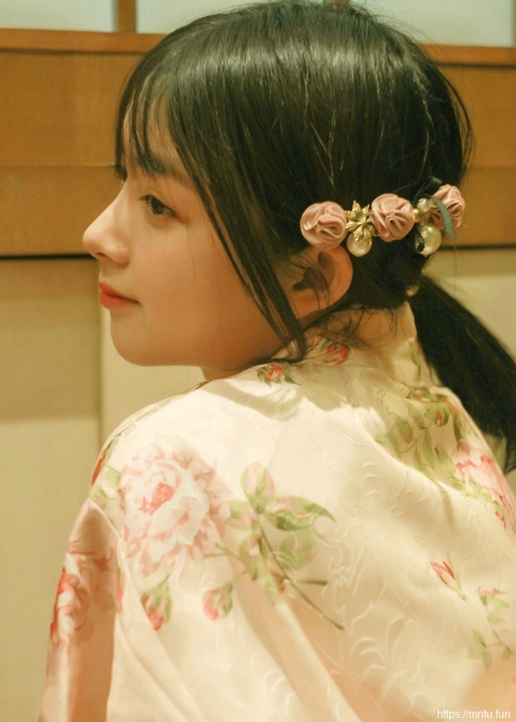 娇嫩和服妹子灯光下温婉柔美写真