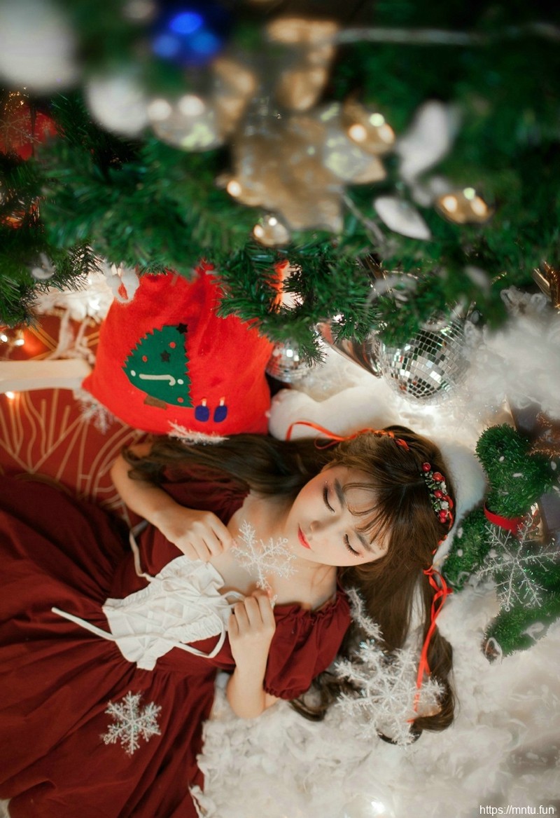 圣诞节娇柔妹子小巧玲珑惹人爱