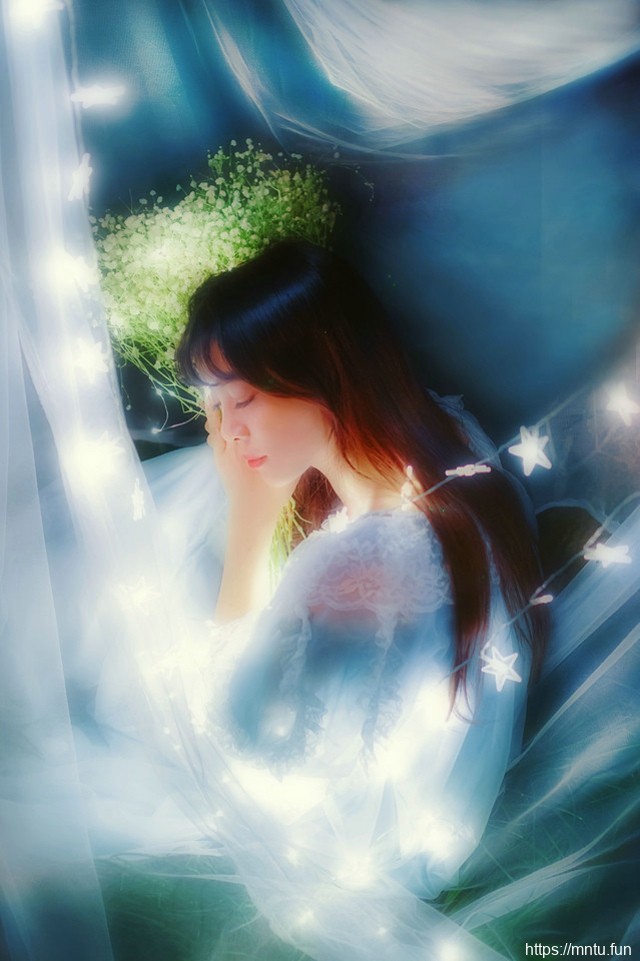 蓝色薄纱下的治愈系小清新清纯少女唯美写真