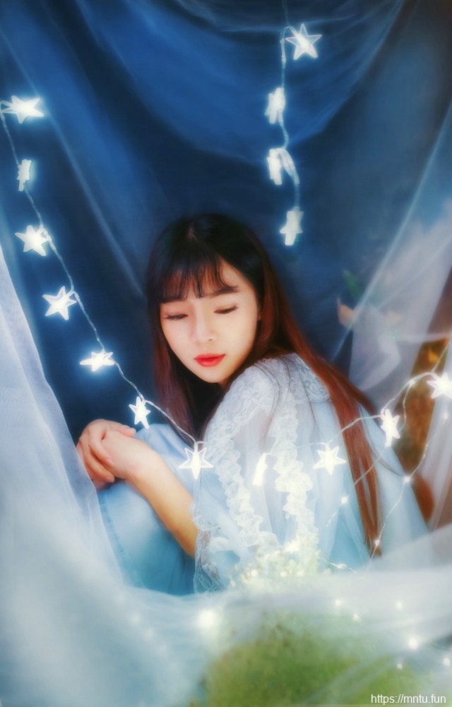 蓝色薄纱下的治愈系小清新清纯少女唯美写真