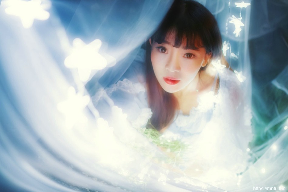蓝色薄纱下的治愈系小清新清纯少女唯美写真
