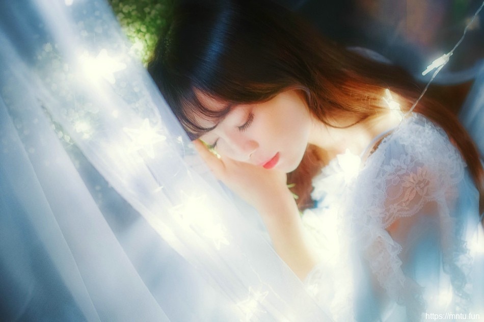 蓝色薄纱下的治愈系小清新清纯少女唯美写真