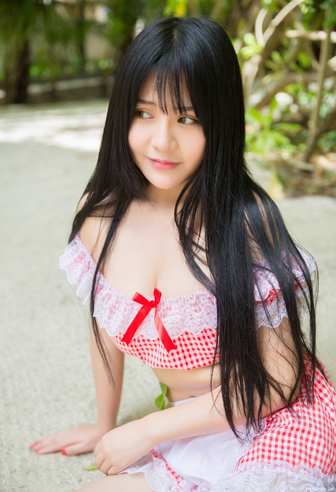 身穿女仆装的八宝妹妹