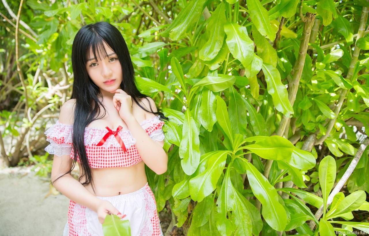 身穿女仆装的八宝妹妹