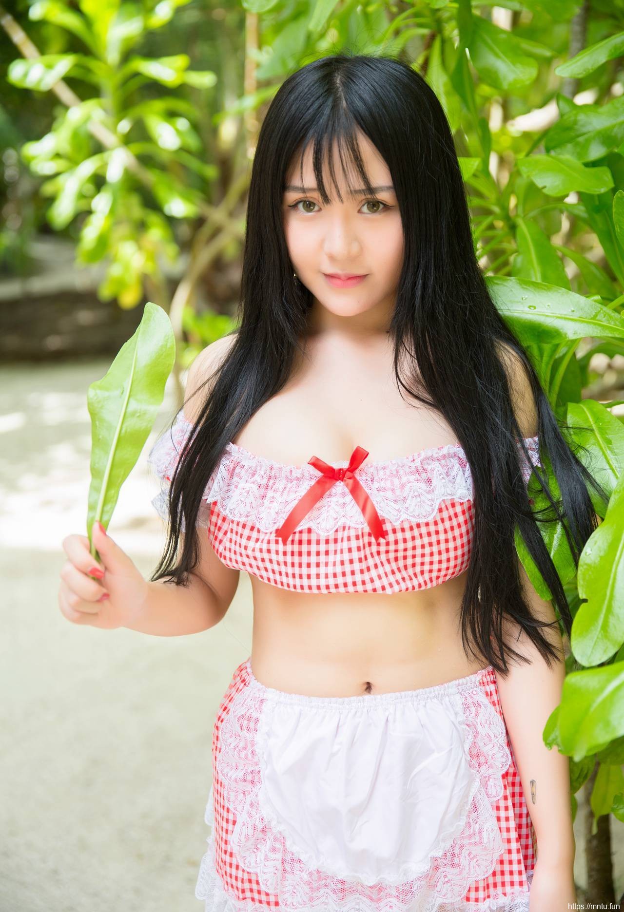 身穿女仆装的八宝妹妹