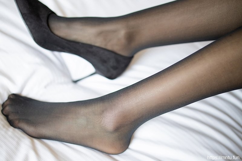 风情女神李雅吊带丝袜秀性感美腿