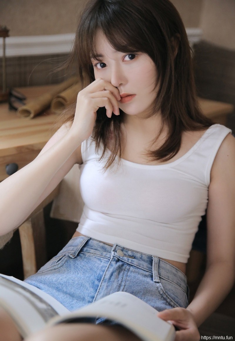 早安美女床上长腿热裤火辣小露蛮腰性感诱人写真图片