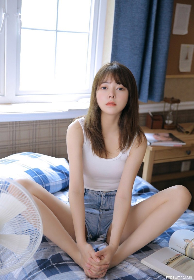 早安美女床上长腿热裤火辣小露蛮腰性感诱人写真图片