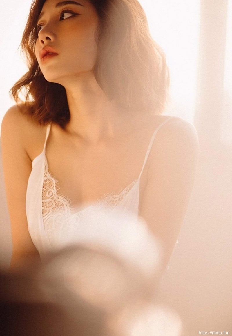 名媛贵妇气质优雅吊带长裙火辣性感撩人写真图片