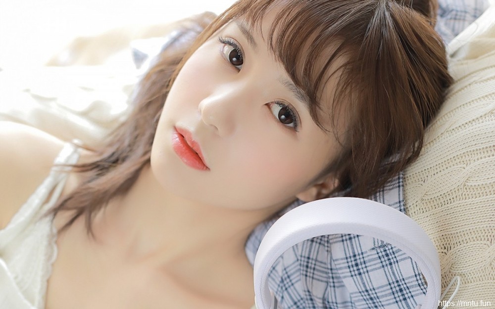 高颜值心爱水嫩小姐姐私房美腿香肩养眼壁纸图片