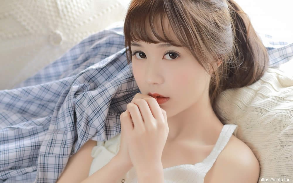 高颜值心爱水嫩小姐姐私房美腿香肩养眼壁纸图片