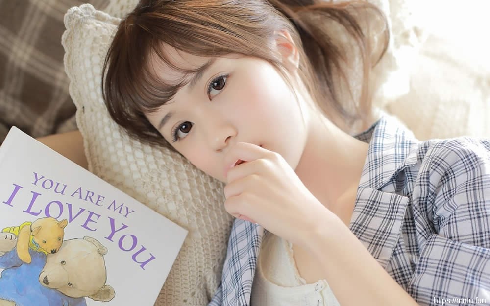 高颜值心爱水嫩小姐姐私房美腿香肩养眼壁纸图片