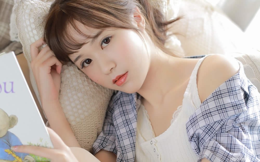 高颜值心爱水嫩小姐姐私房美腿香肩养眼壁纸图片