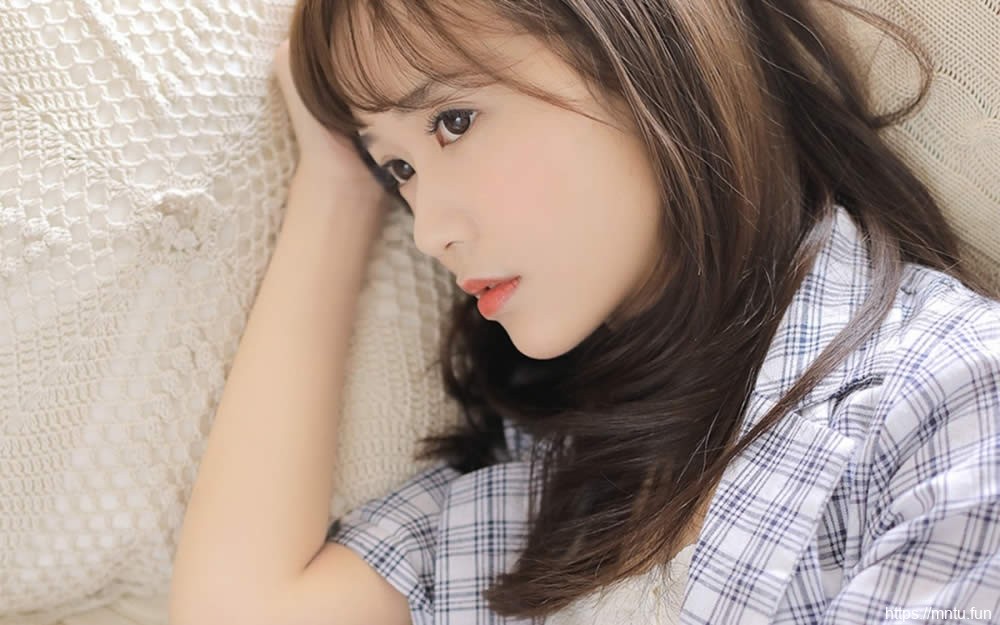 高颜值心爱水嫩小姐姐私房美腿香肩养眼壁纸图片