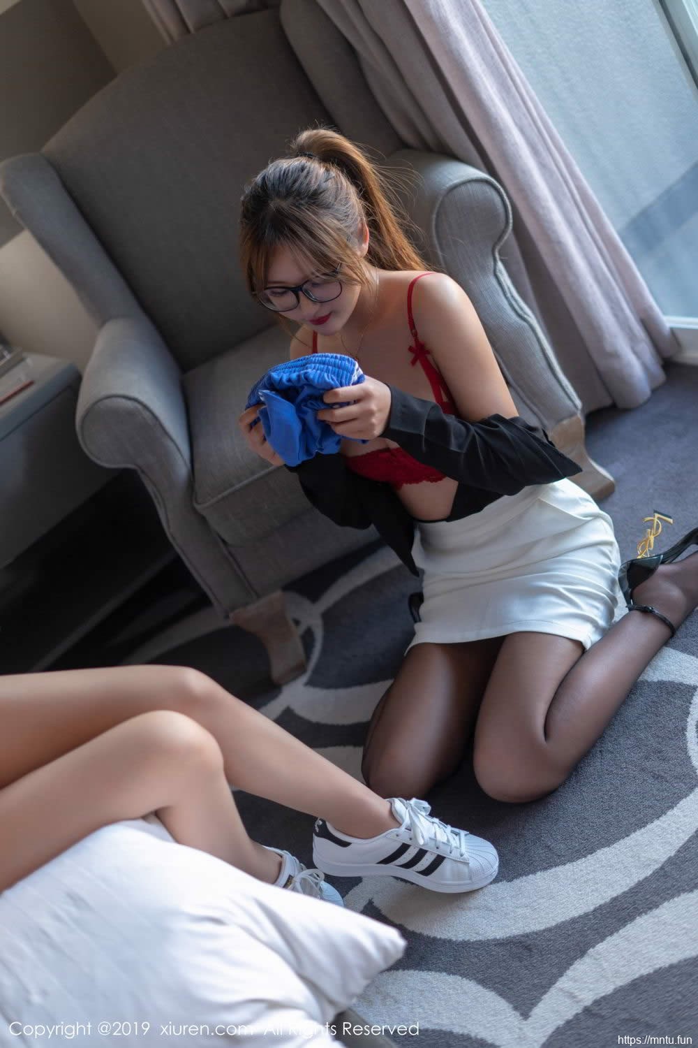 斑斓女教员丝袜制服归纳放纵校园师生双飞热情图片