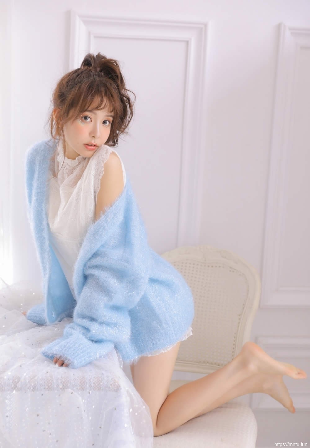 蕾丝短裤美女身着通明上衣白瓷长腿极致销魂美女图库