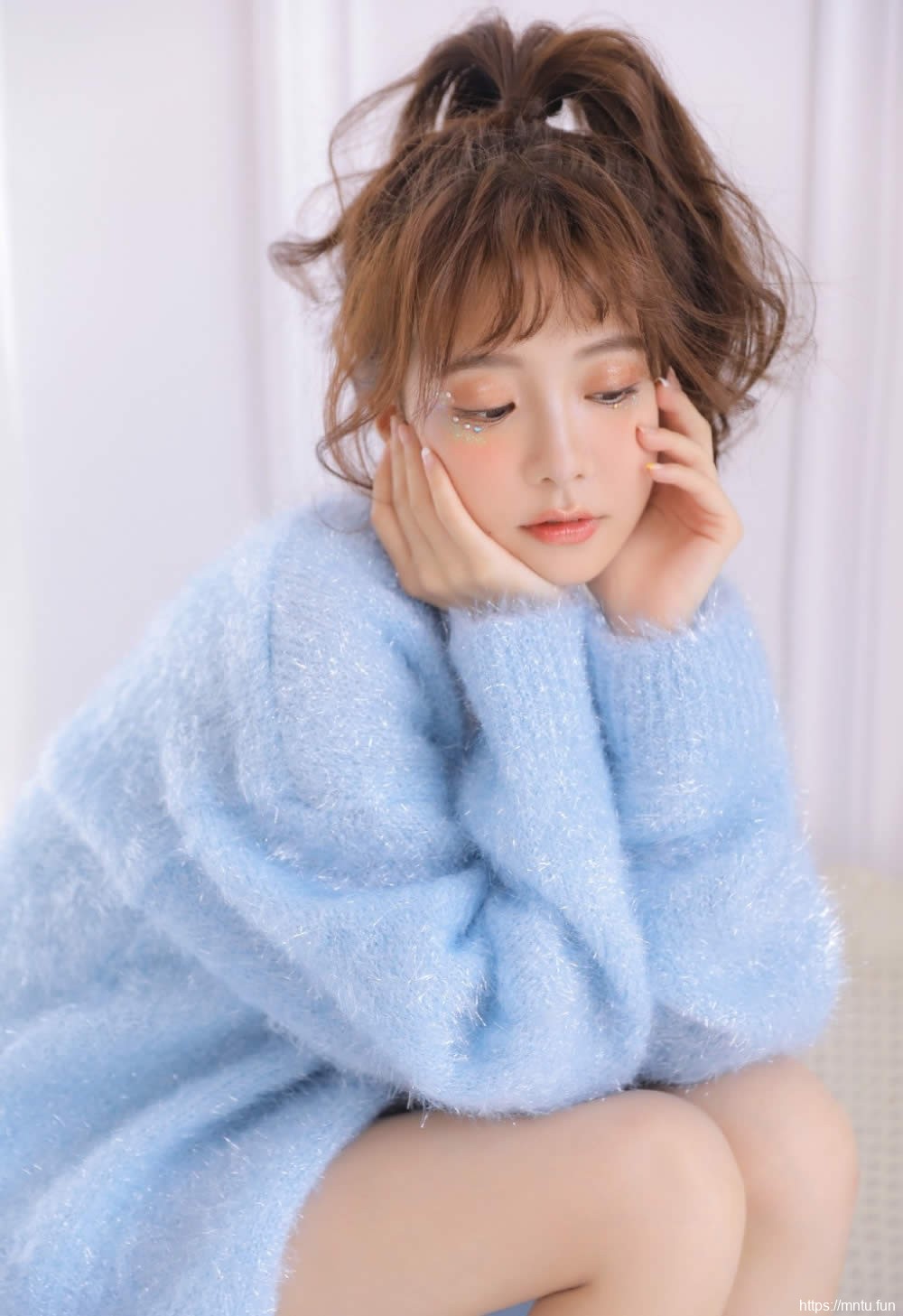 蕾丝短裤美女身着通明上衣白瓷长腿极致销魂美女图库