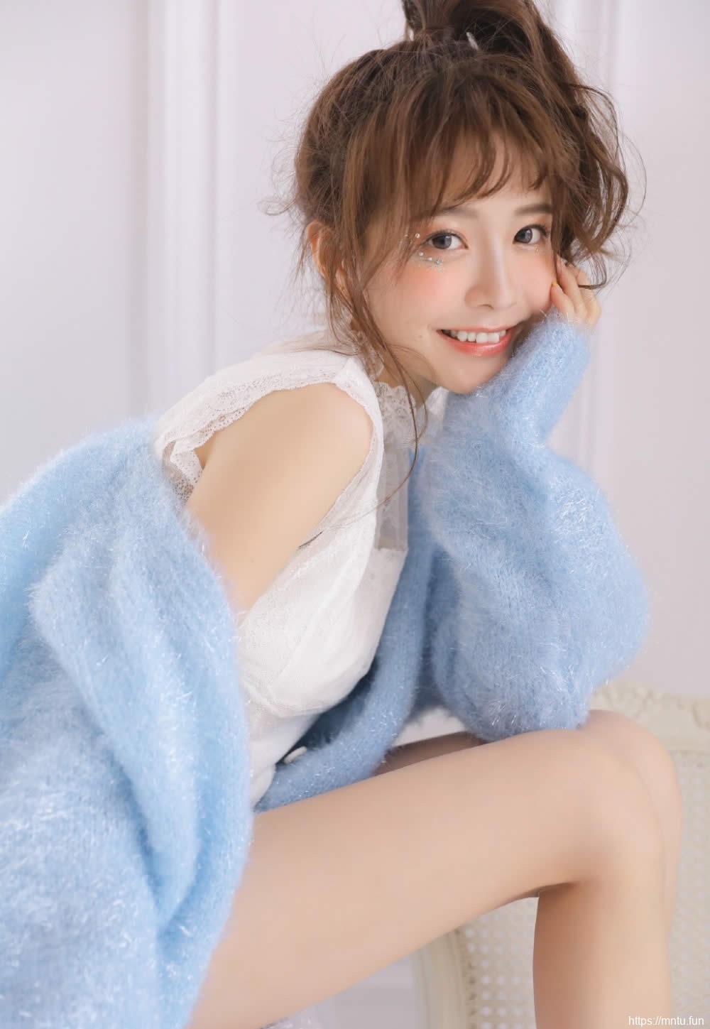 蕾丝短裤美女身着通明上衣白瓷长腿极致销魂美女图库