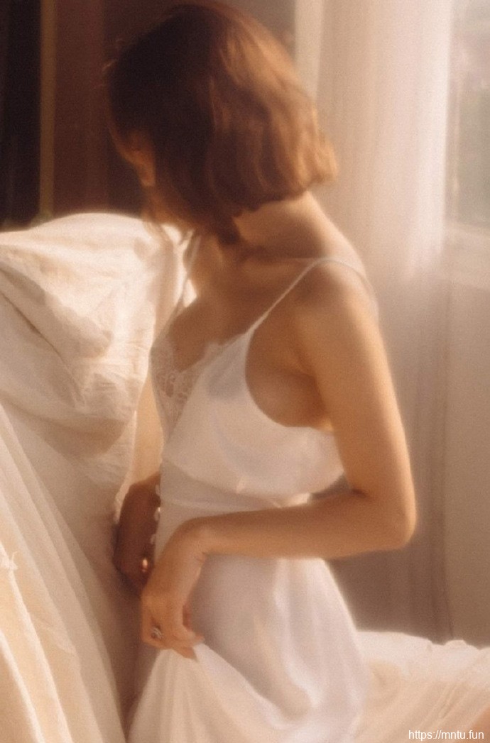 气质慵懒的短发女人雪白性感的莹白肉体高清女性身体私照