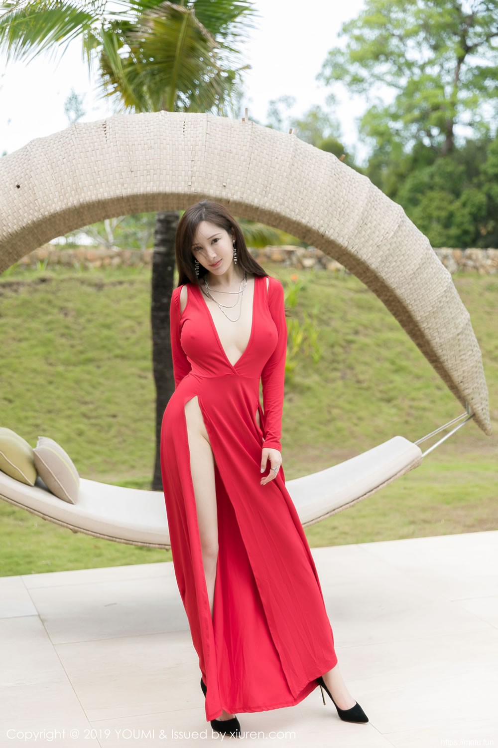 奶瓶土肥圆矮挫丑黑穷《户外长裙尤物》 [尤蜜荟YouMi] Vol.383