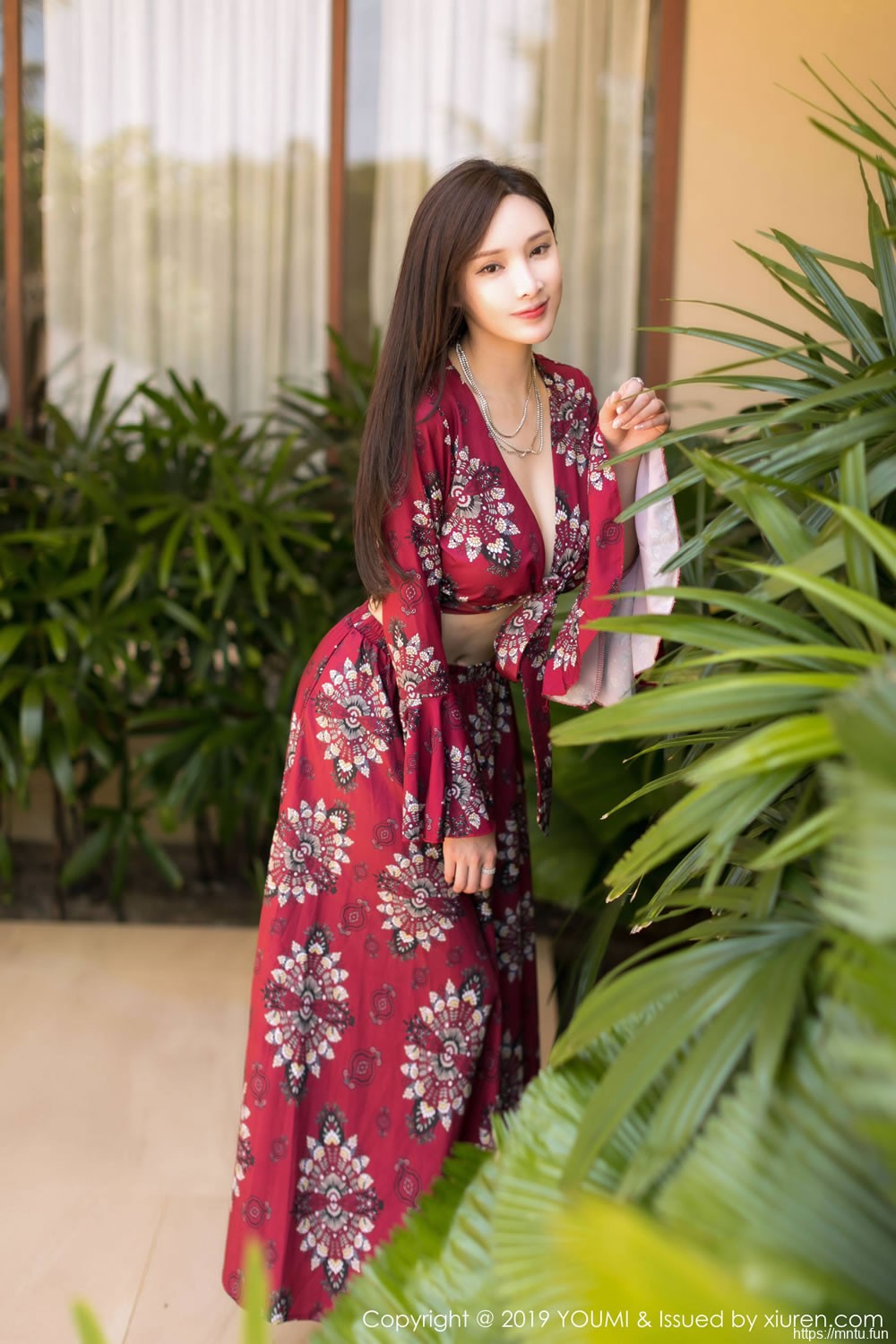 奶瓶土肥圆矮挫丑黑穷《户外长裙尤物》 [尤蜜荟YouMi] Vol.383