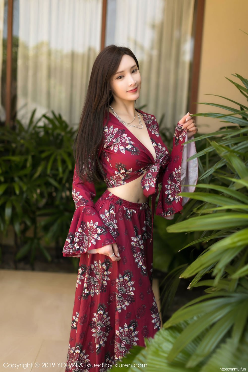 奶瓶土肥圆矮挫丑黑穷《户外长裙尤物》 [尤蜜荟YouMi] Vol.383