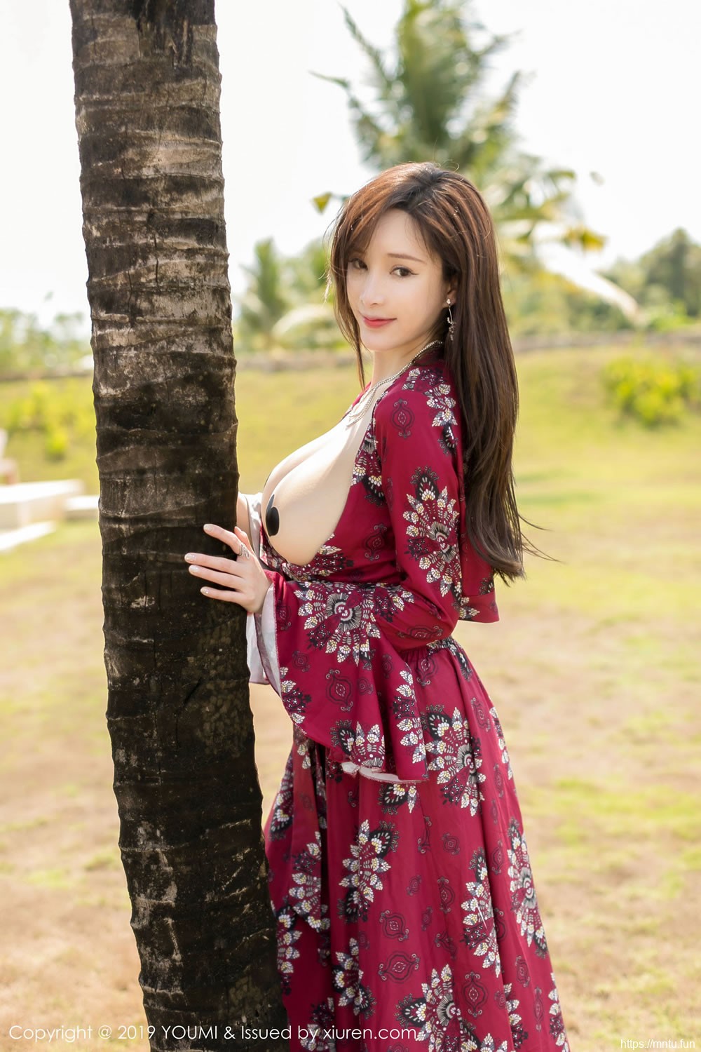 奶瓶土肥圆矮挫丑黑穷《户外长裙尤物》 [尤蜜荟YouMi] Vol.383