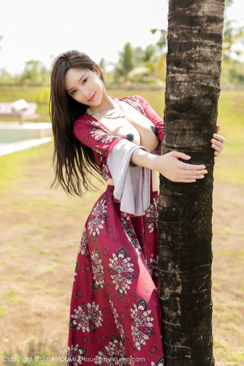 奶瓶土肥圆矮挫丑黑穷《户外长裙尤物》 [尤蜜荟YouMi] Vol.383