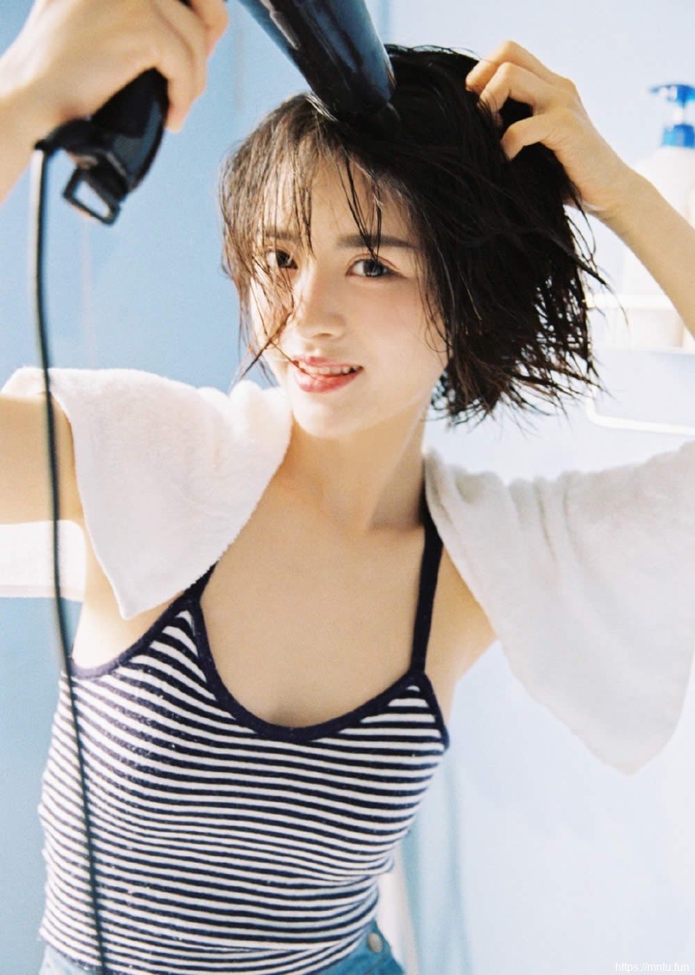 湿身美女吊带背心火辣帅气萌妹子居家性感生活照片