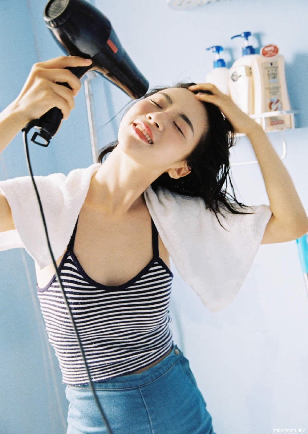 湿身美女吊带背心火辣帅气萌妹子居家性感生活照片