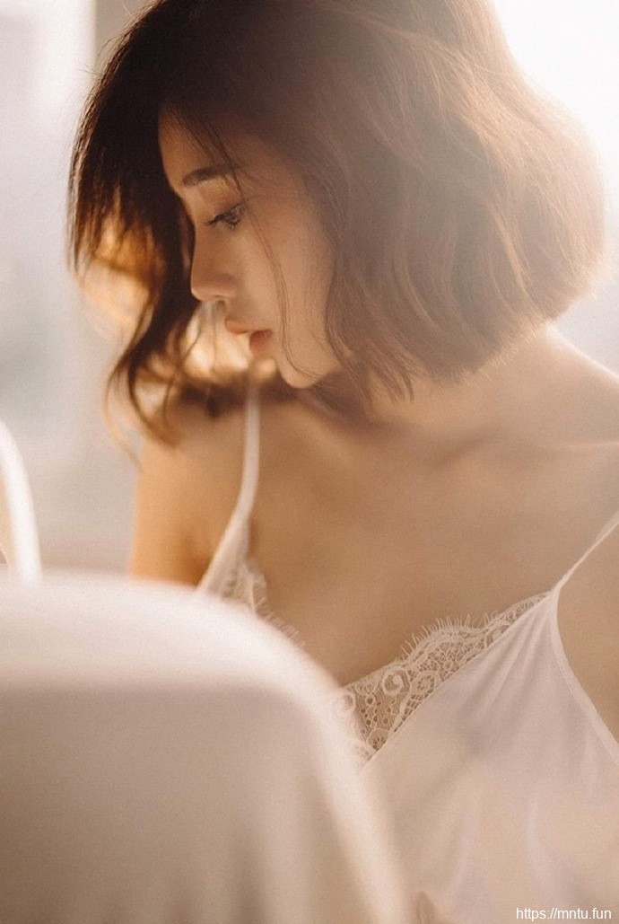 天生尤物美人吊带蕾丝长裙雪白丰胸阳光美女写真