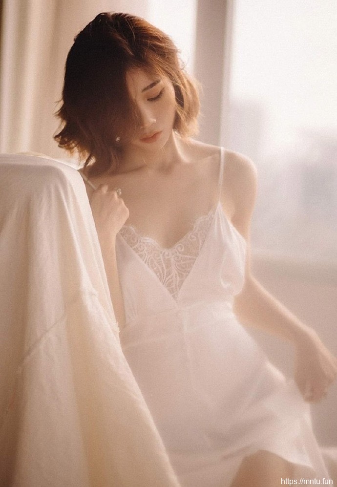 天生尤物美人吊带蕾丝长裙雪白丰胸阳光美女写真