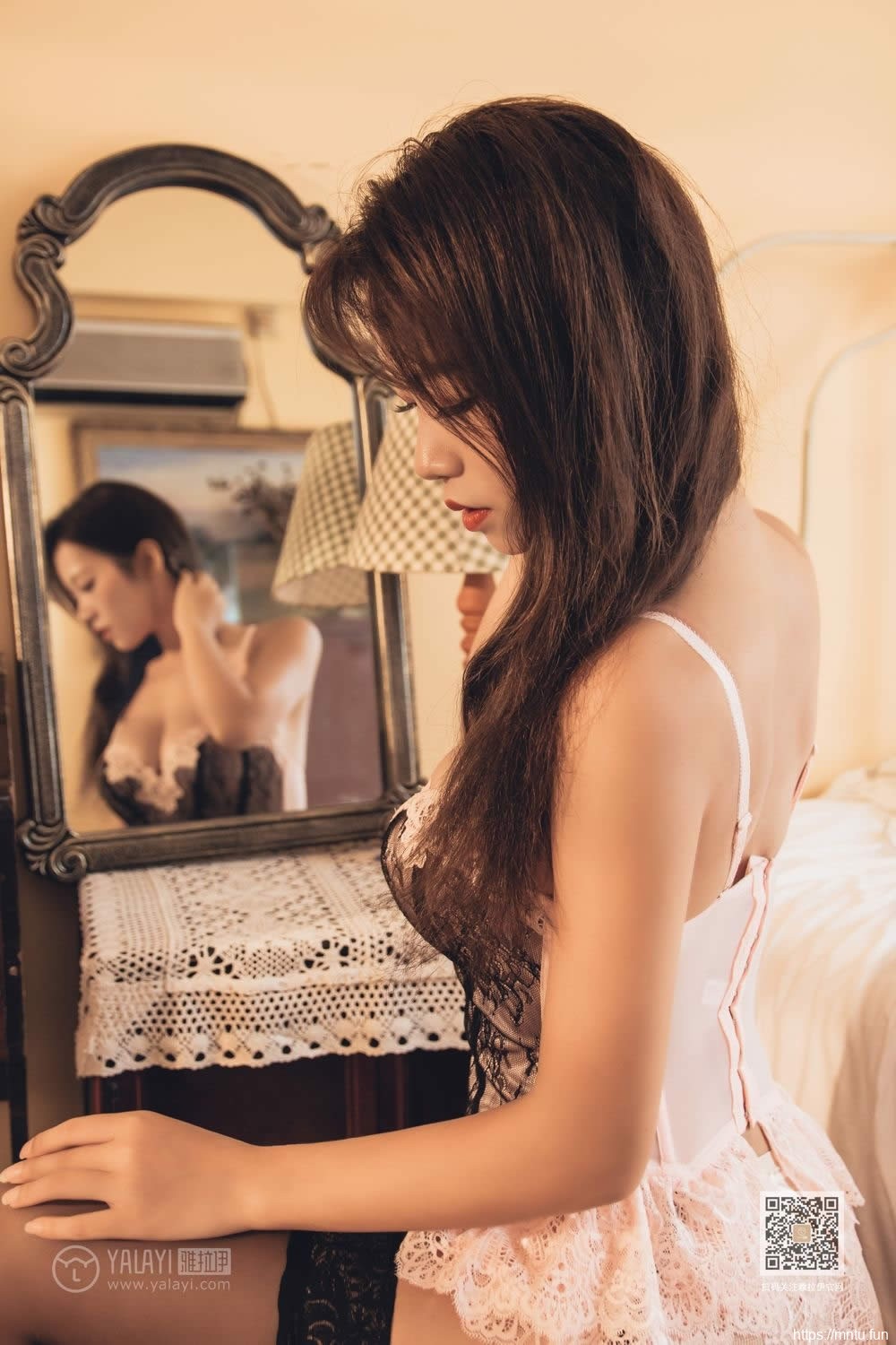 身体前凸后翘的误点辣妹爆乳肥臀大白屁股性感美女图片