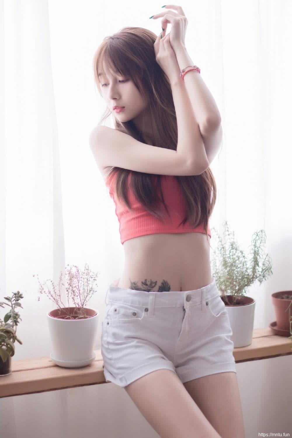 身高腿长的高颜值妹子短袖齐逼热裤腰肢纤细唯美另类图片