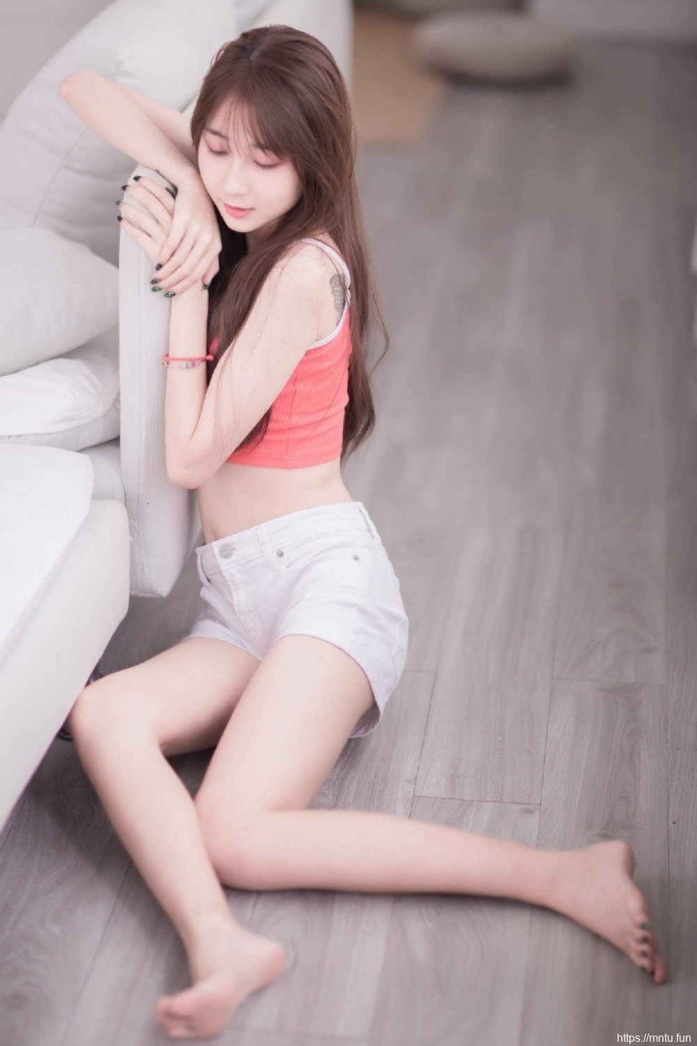 身高腿长的高颜值妹子短袖齐逼热裤腰肢纤细唯美另类图片