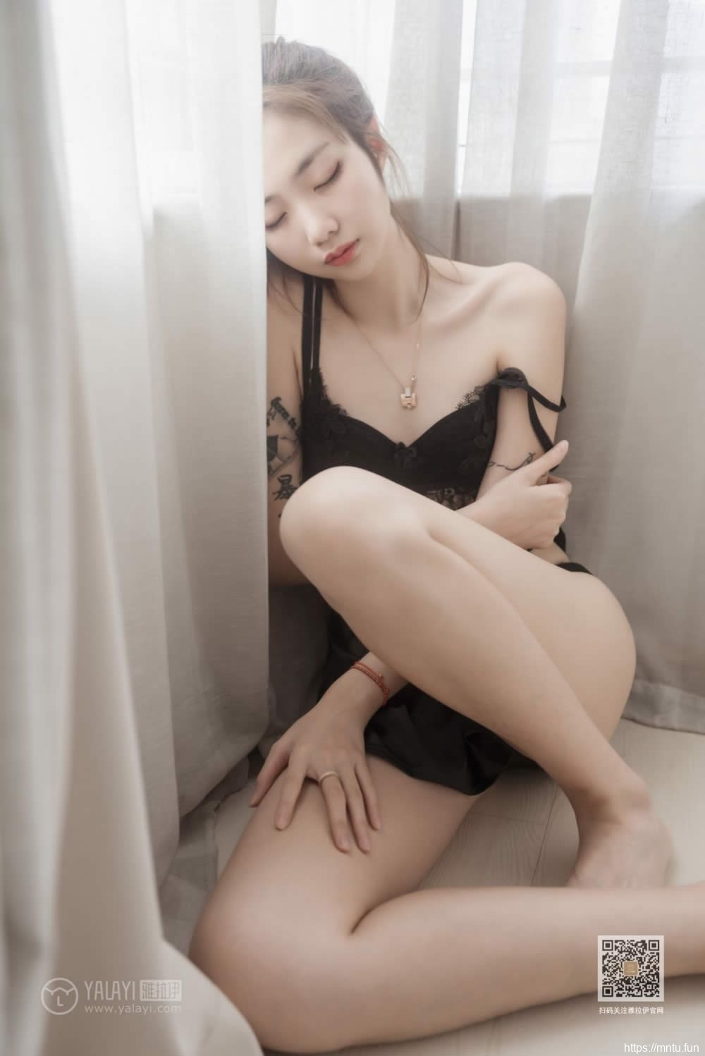 性感销魂的半熟少女长腿酥胸白嫩肌肤吸睛诱人私房写真