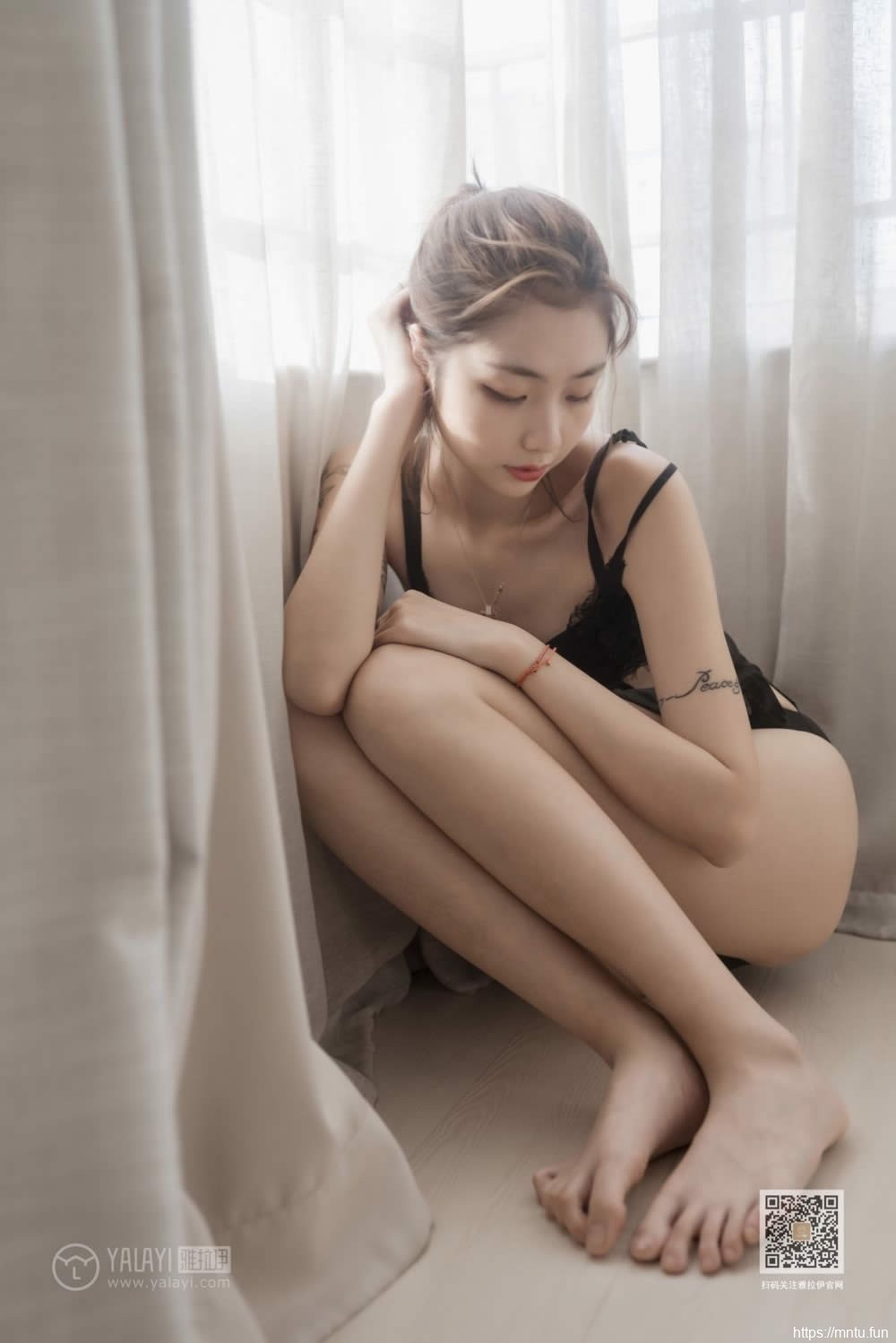 性感销魂的半熟少女长腿酥胸白嫩肌肤吸睛诱人私房写真