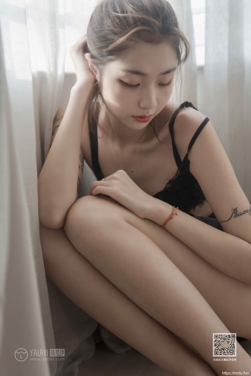 性感销魂的半熟少女长腿酥胸白嫩肌肤吸睛诱人私房写真