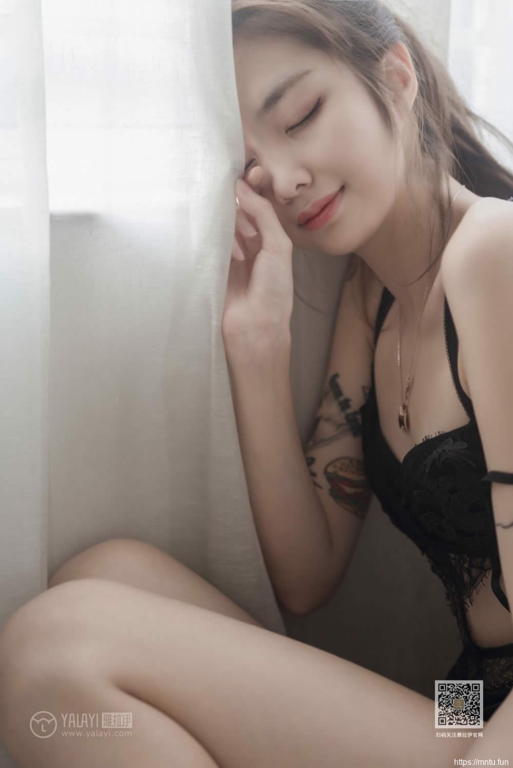 性感销魂的半熟少女长腿酥胸白嫩肌肤吸睛诱人私房写真