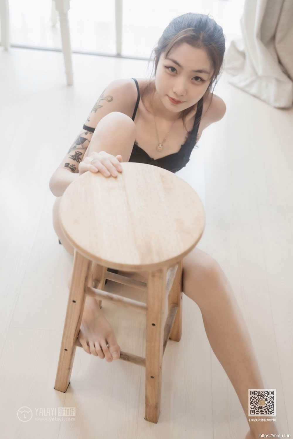 性感销魂的半熟少女长腿酥胸白嫩肌肤吸睛诱人私房写真