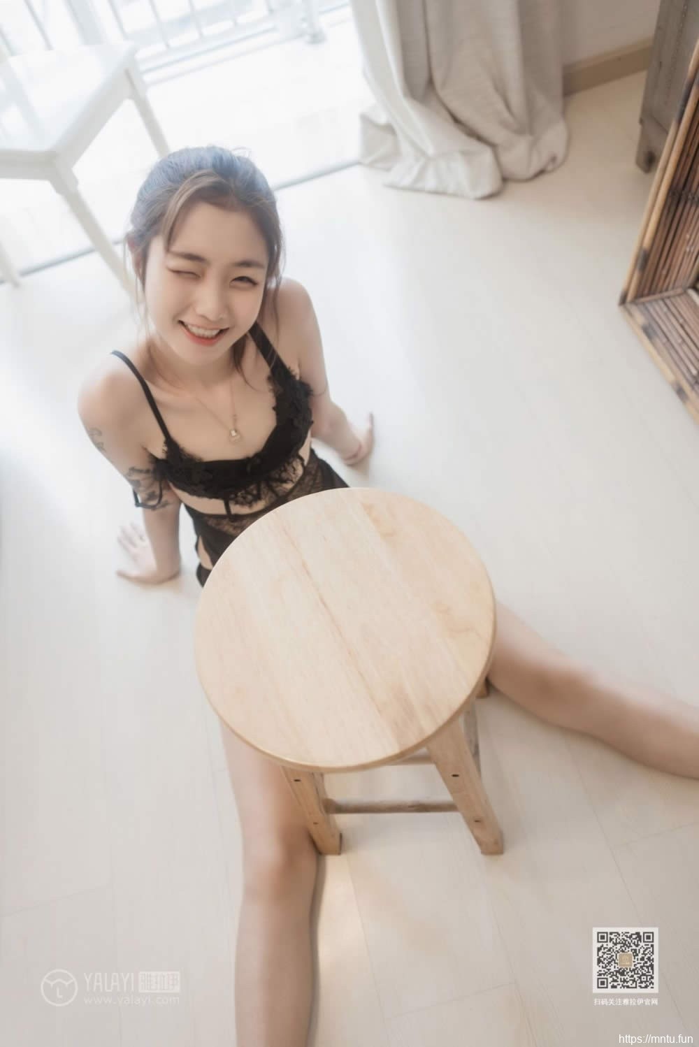 性感销魂的半熟少女长腿酥胸白嫩肌肤吸睛诱人私房写真