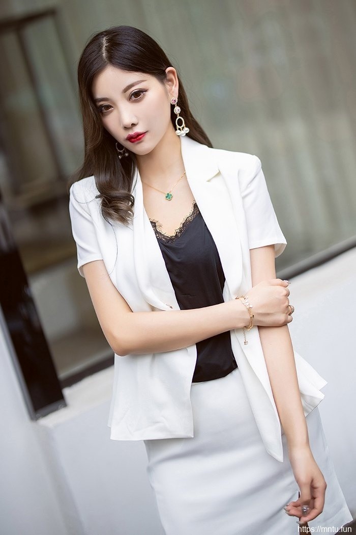 高贵冷傲的极品尤物丝袜美腿一举一动都显得妩媚妖娆妹子图