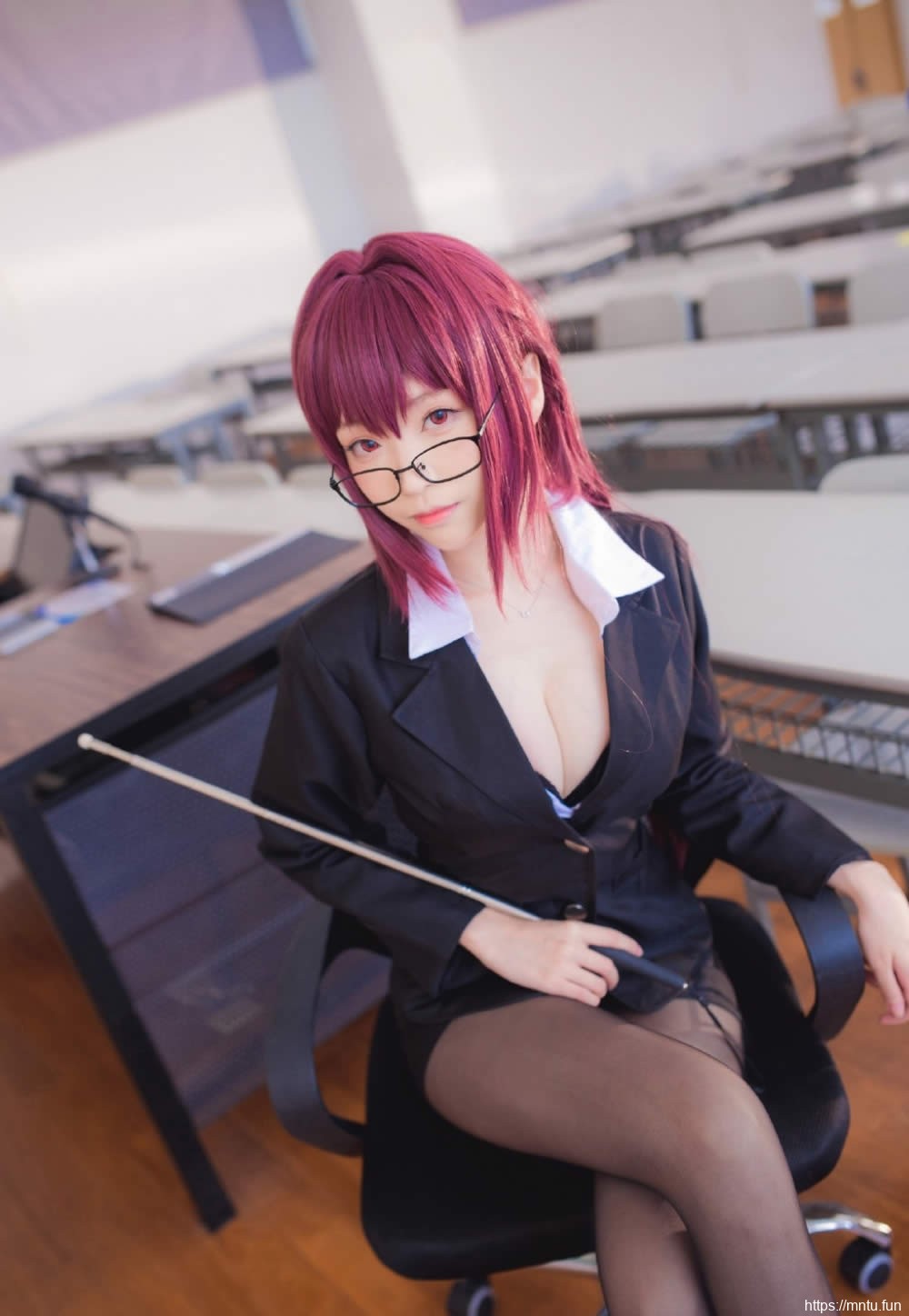 日系斑斓女教员黑丝包臀裙细高跟白嫩爆乳高清美女辣图