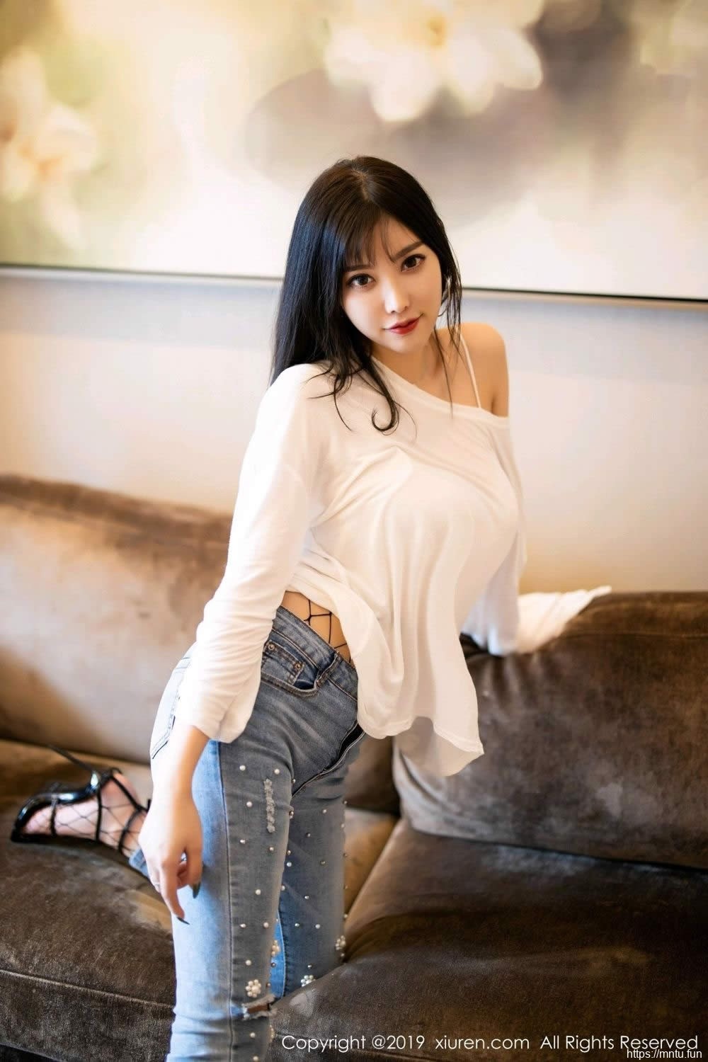 牛仔美臀长发骚浪妹妹性感大胸情味大网眼袜私密人体写真