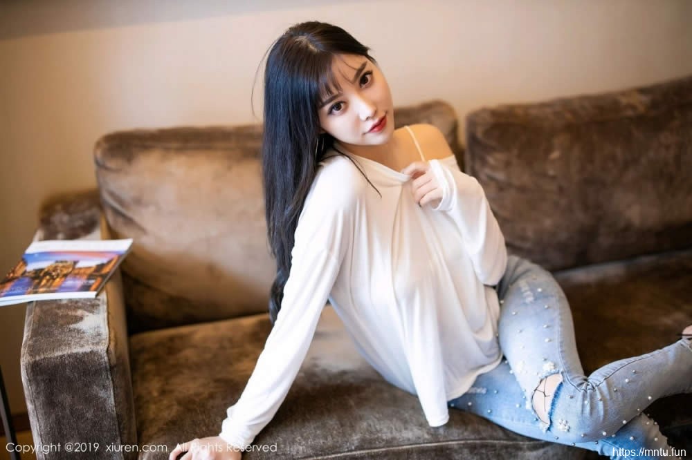 牛仔美臀长发骚浪妹妹性感大胸情味大网眼袜私密人体写真