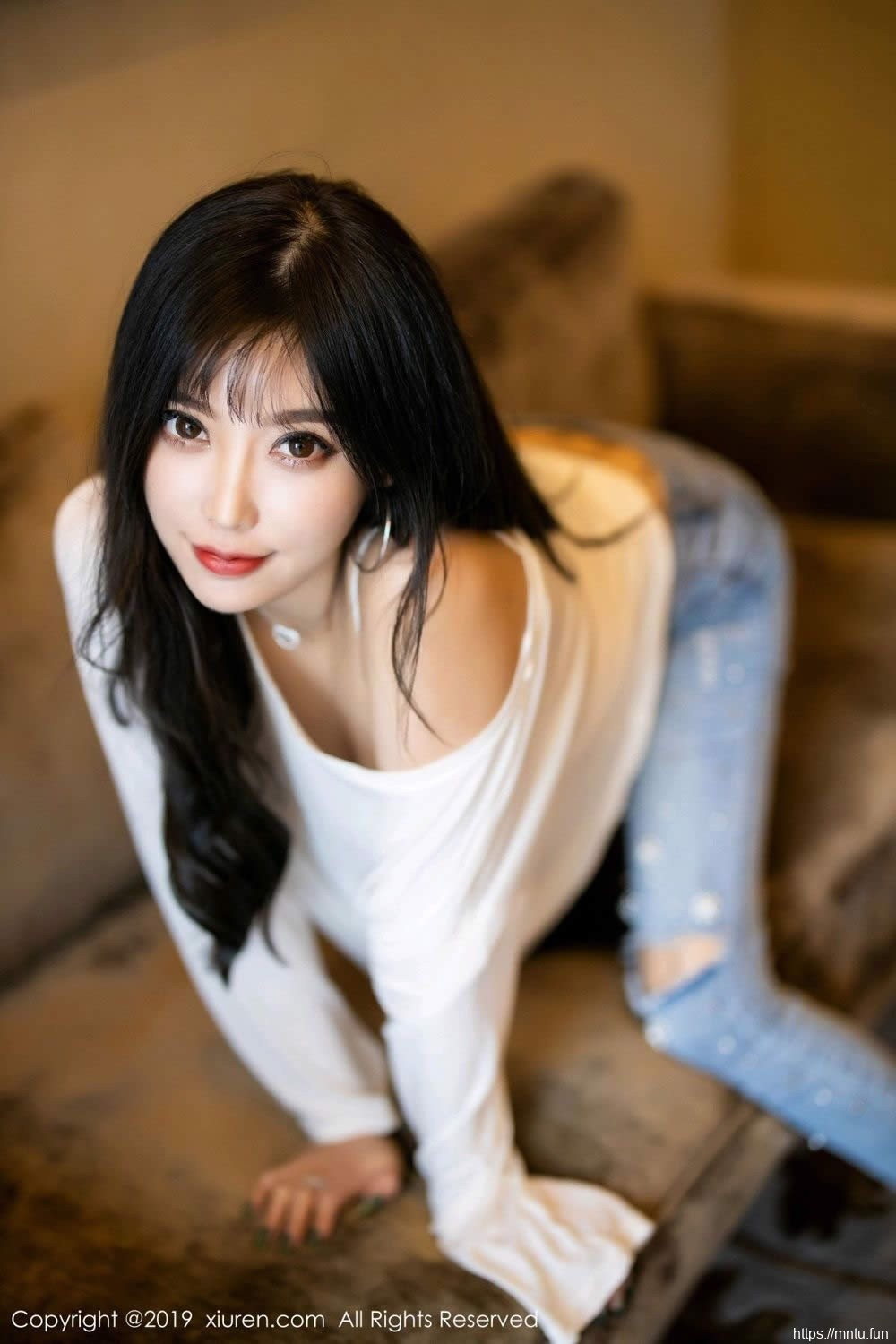 牛仔美臀长发骚浪妹妹性感大胸情味大网眼袜私密人体写真