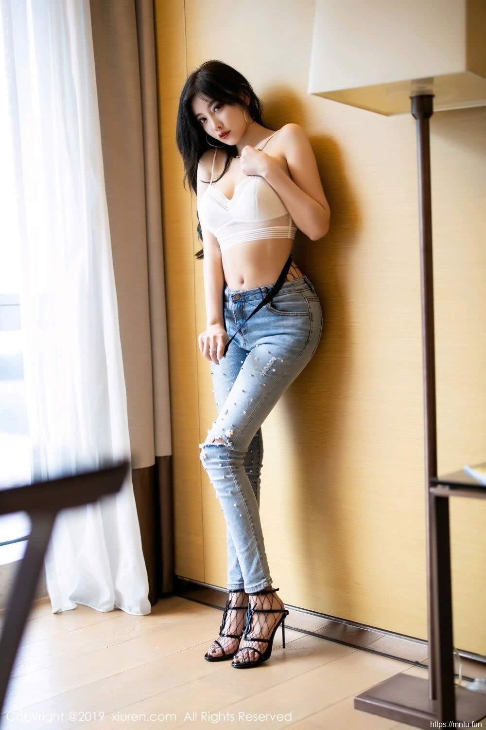 牛仔美臀长发骚浪妹妹性感大胸情味大网眼袜私密人体写真