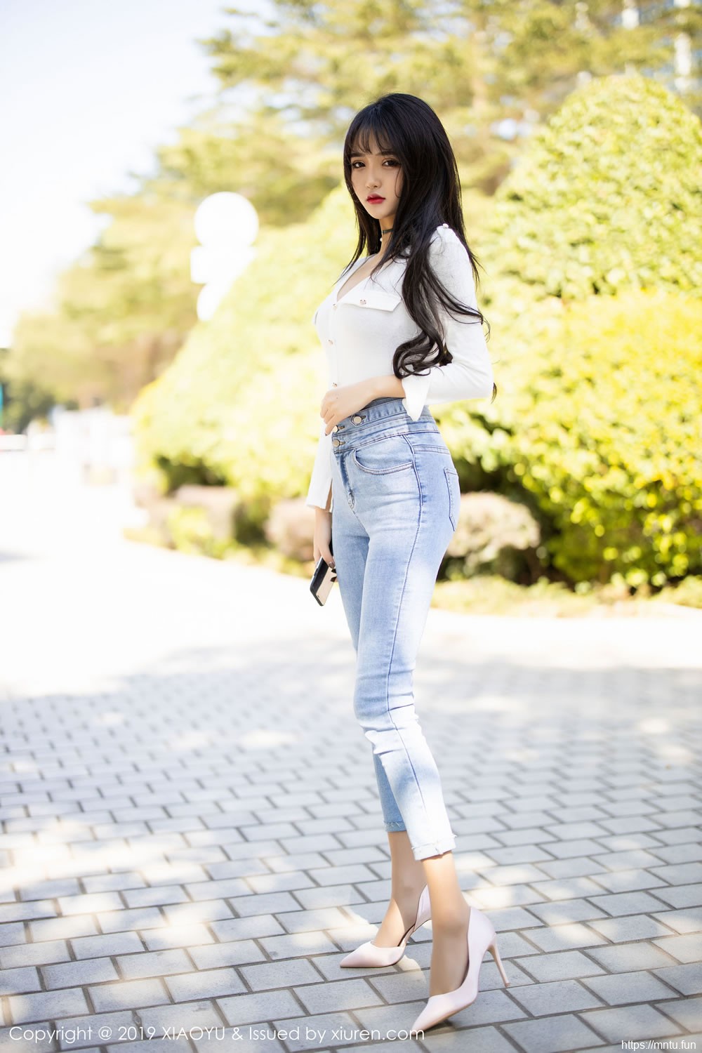 Miko酱吖《性感牛仔裤+衬衫丝袜》 [语画界XIAOYU] Vol.212