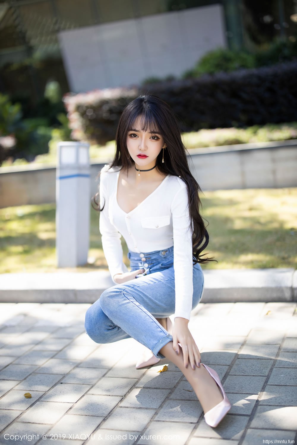 Miko酱吖《性感牛仔裤+衬衫丝袜》 [语画界XIAOYU] Vol.212